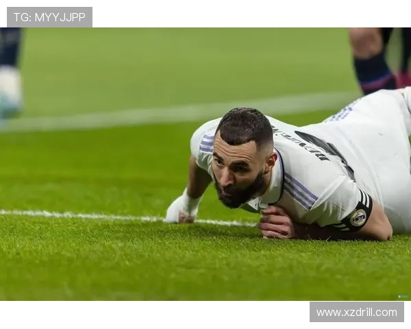 从二前锋到单箭头：本泽马战术适应性的极致体现